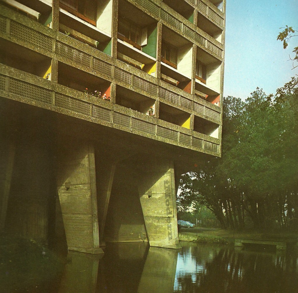 5-Le Corbusier-L'Unite d'habitation-Nantes-Reze-Pilotis