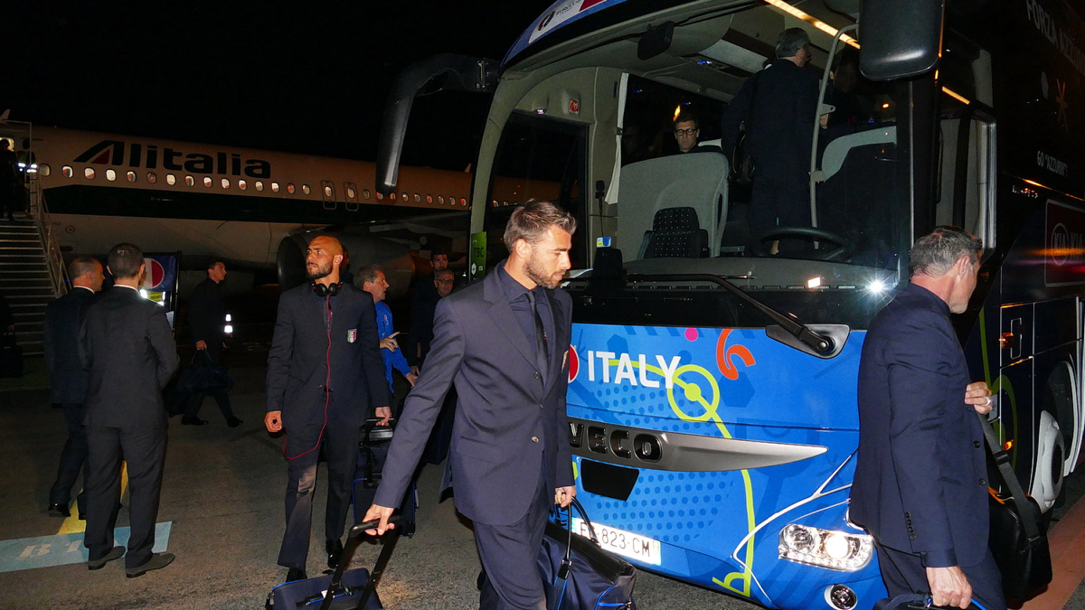 Arrivee joueurs italie italien entraineur staf a aeroport montpellier